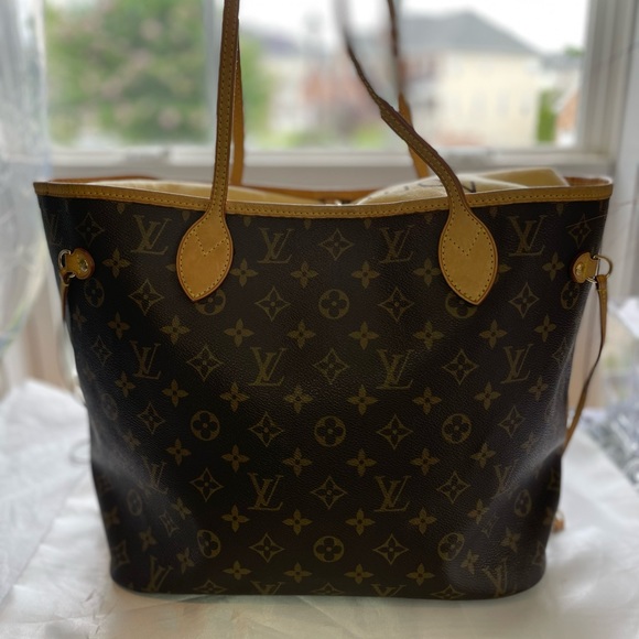 Louis Vuitton Handbags - Louis Vuitton Monogram Neverfull - Size MM